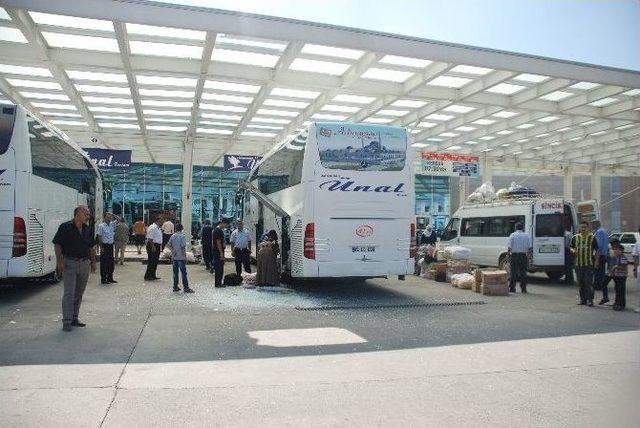 Yolcu Peronunun Üzerindeki Cam Çöktü: 1 Yaralı