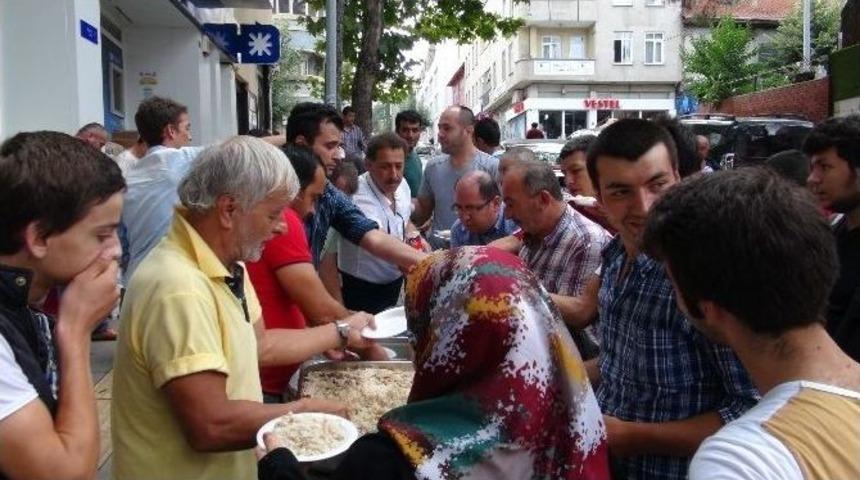 Bilecik&rsquo;te Bir Vatandaş Halka "kurtuluş" Pilavı Dağıttı