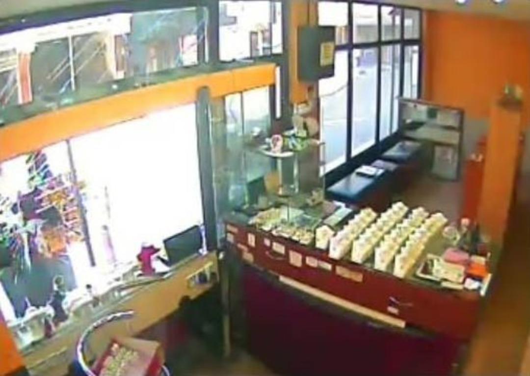 (&ouml;zel Haber) G&uuml;nd&uuml;z Vakti Vitrindeki Altınları &Ccedil;aldılar