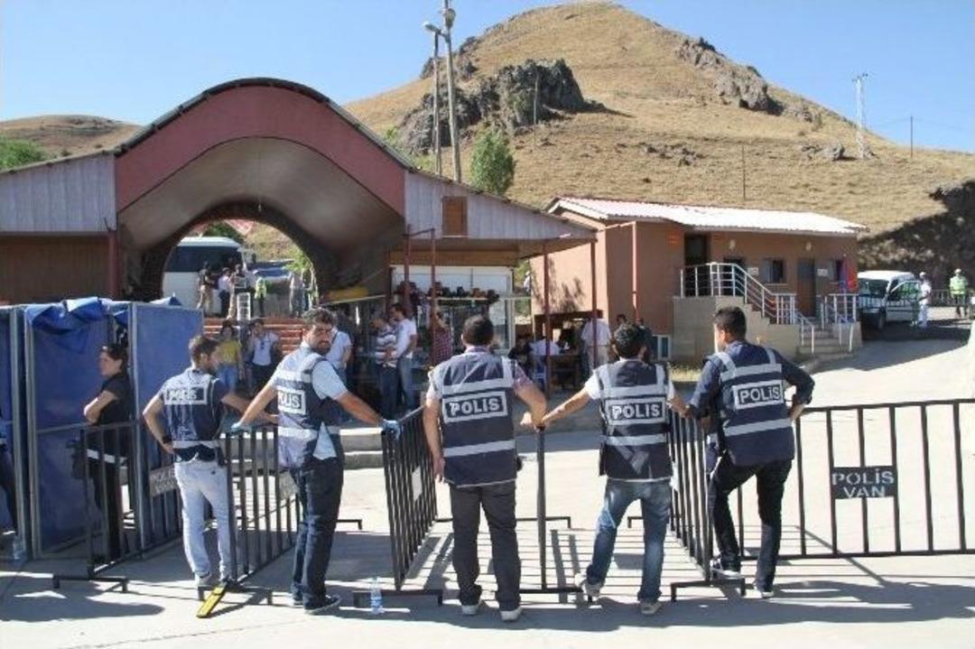 Ermeni Ayinine Doğru