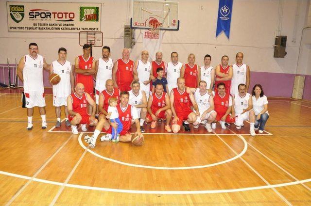 Bilecik'te Eski Basketbolculardan Gösteri Maçı