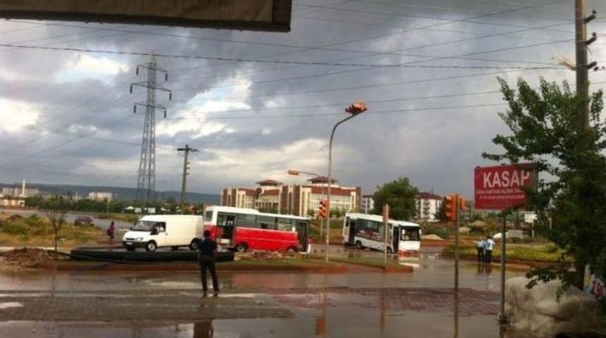 Antalya&rsquo;da Sağanak Yağış Hayatı Olumsuz Etkiledi