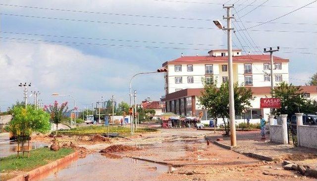 Antalya’da Sağanak Yağış Hayatı Olumsuz Etkiledi