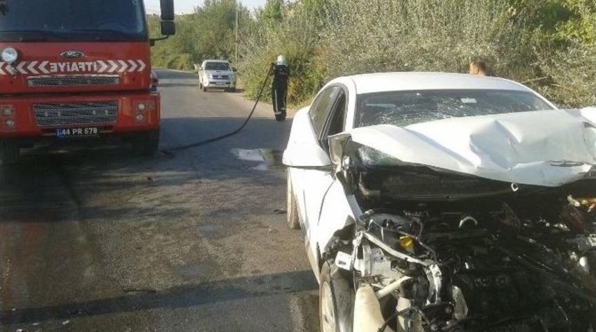 Temizlik Şirketinin Aracı İle M&uuml;d&uuml;r&uuml;n&uuml;n Otomobili &Ccedil;arpıştı