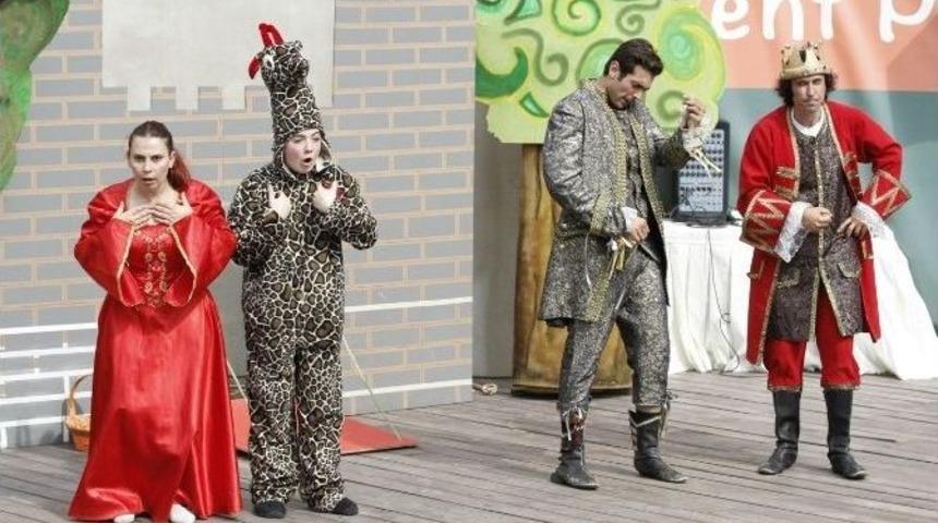 Konak&rsquo;ta, 9 Eyl&uuml;l&rsquo;de 9 Mahallede Tiyatro