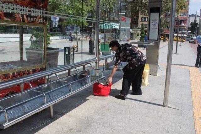 Durakta Unutulan Çanta Panik Yaşattı