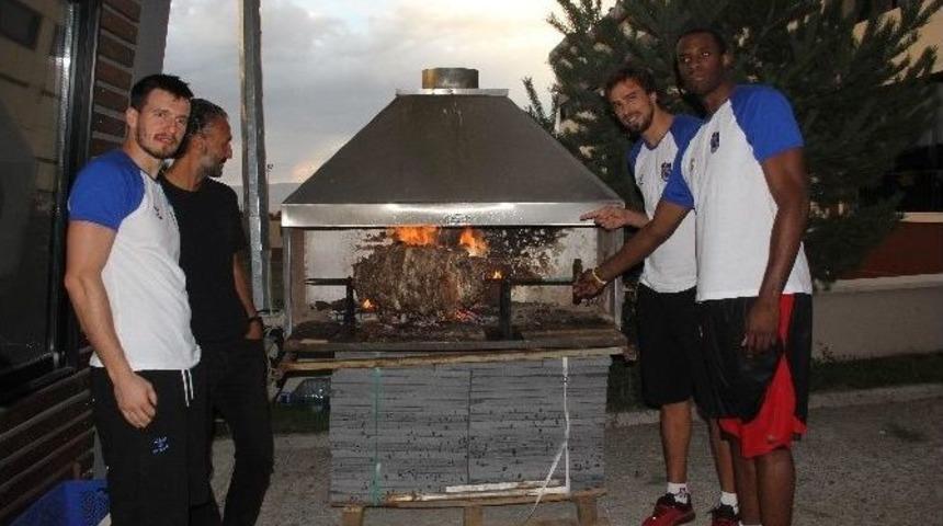 Ak Parti Eski İl Başkanı Kılı&ccedil;&rsquo;tan, Trabzonspor Medical Park Basketbol Takımı Onuruna Yemek