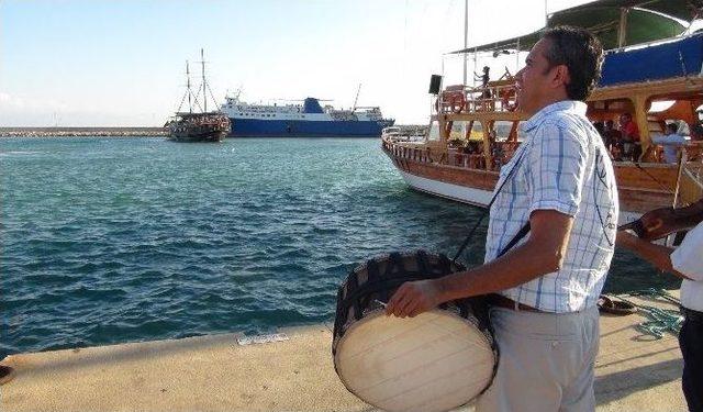 Silifkeliler Denizkızını Davul Zurna Eşliğinde Karşıladı