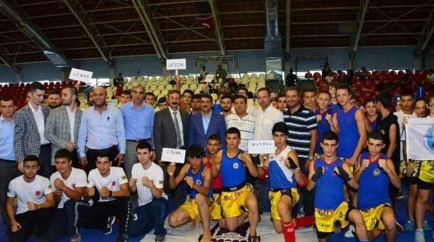 Başkan &Ccedil;elik Sporculara Mesir Sa&ccedil;tı