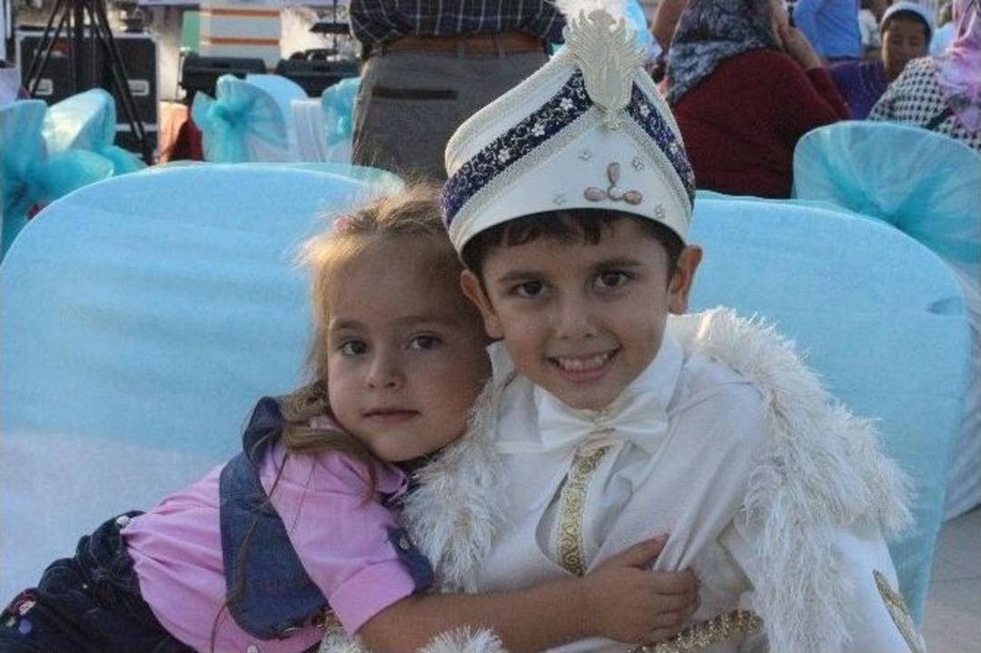 M&uuml;lteci &Ccedil;ocuklarla Birlikte 200 &Ccedil;ocuk S&uuml;nnet Oldu