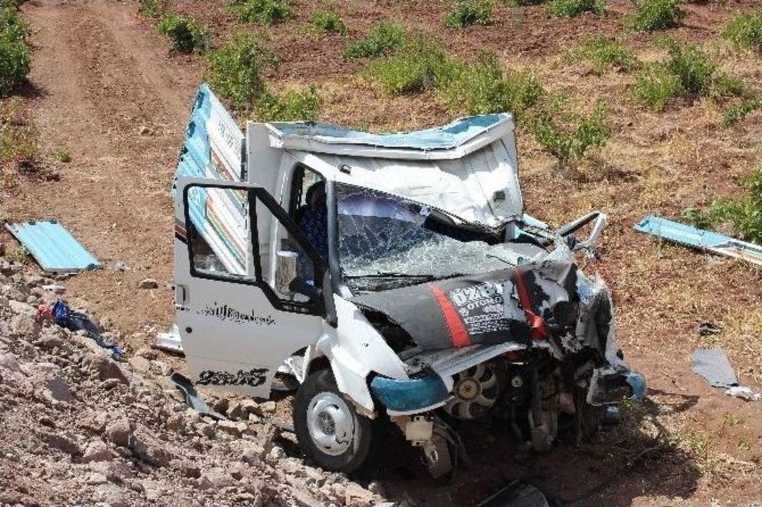 D&uuml;ğ&uuml;n Konvoyunda Kaza: 20 Yaralı