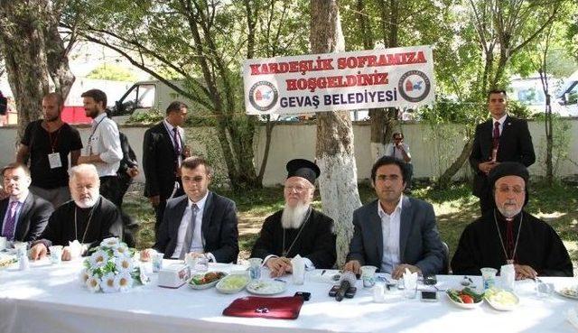 Gevaş Belediyesi’nden ‘barış Ve Kardeşlik’ Sofrası