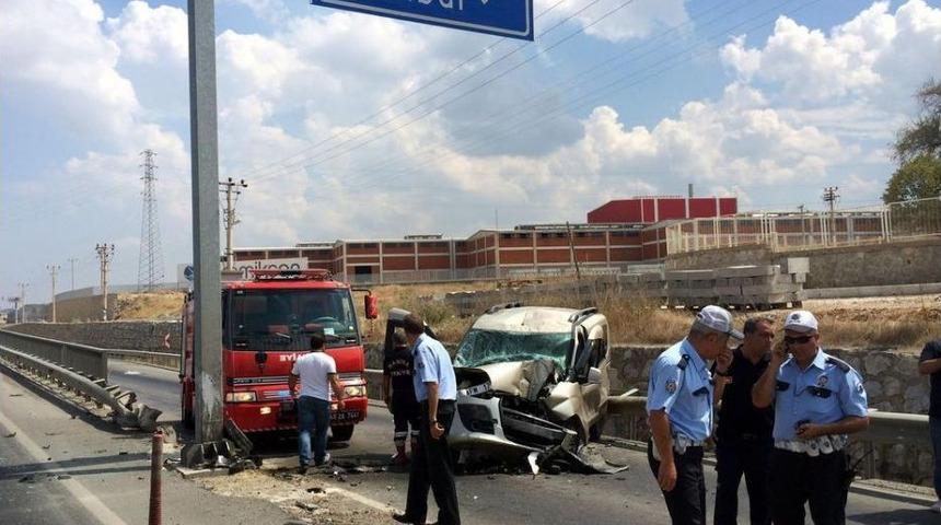 Manisa'da Trafik Kazası: 2 &Ouml;l&uuml;