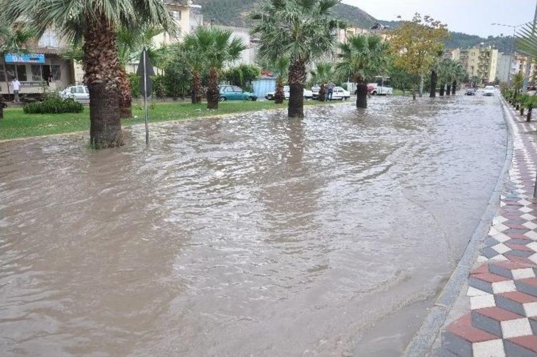 Soma&rsquo;da Caddeler G&ouml;le D&ouml;nd&uuml;, Evleri Su Bastı
