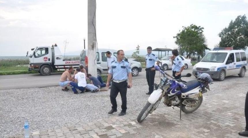 Motosikletiyle Direğe &Ccedil;arptı: 2 Yaralı