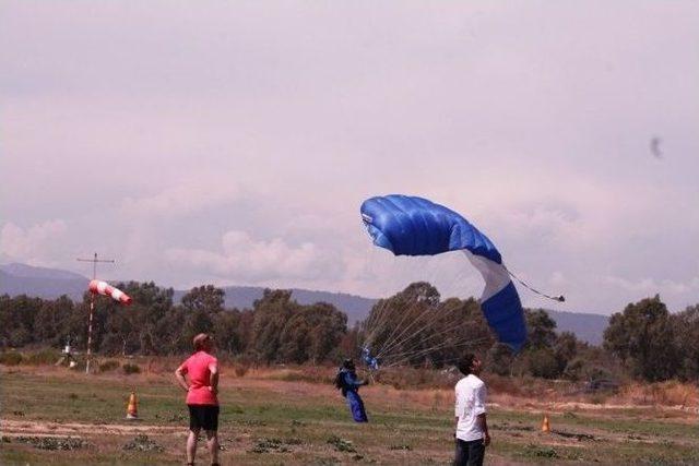 Selçuk’ta Türkiye Paraşüt Şampiyonası Heyecanı