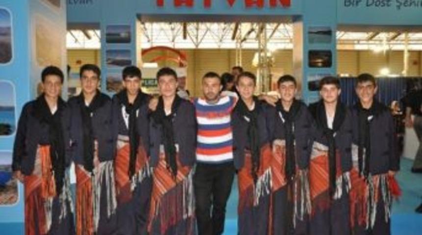 Tatvan Folklor Ekibi Uluslararası İzmir Fuarı&rsquo;na Renk Kattı