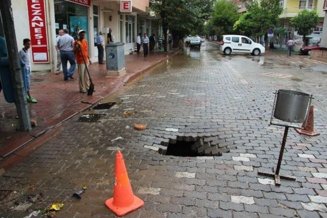 &Ccedil;an&rsquo;da 1 Saat Yağan Yağmur Panayır Esnafını Vurdu