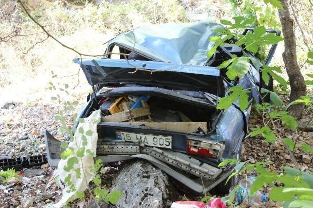 Otomobil Dereye U&ccedil;tu: 1 &Ouml;l&uuml;, 2 Yaralı