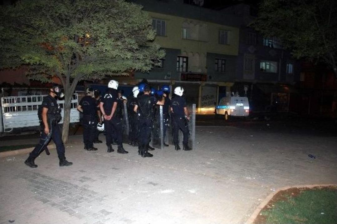 Yasa Dışı G&ouml;steri Yapan Grup Polisle &Ccedil;atıştı