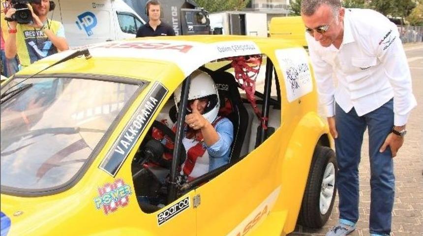 Topuklu Efe Direksiyonda Şov Yaptı