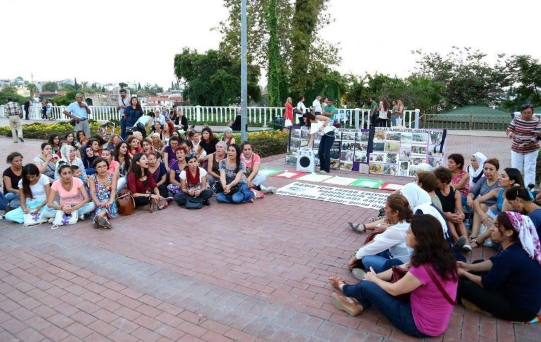 Antalya'da Kadınlardan Oturma Eylemi