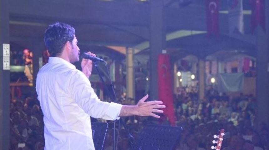 Uğur Işılak Sındırgı&rsquo;da Konser Verdi
