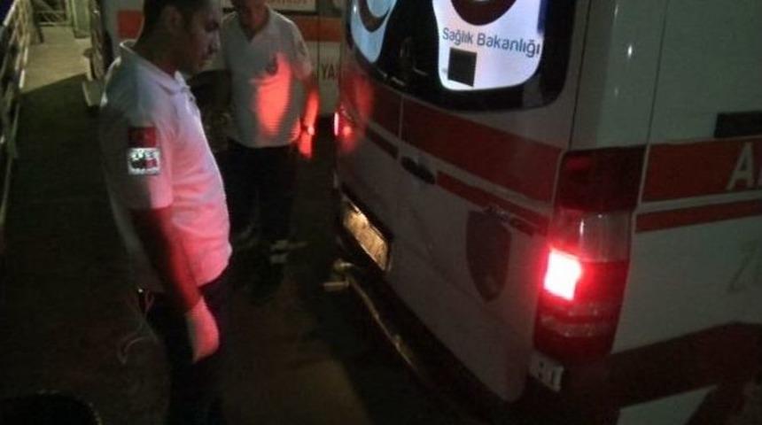 Yayaya &Ccedil;arpan Ambulansa Arkadan Gelen Otomobil &Ccedil;arptı: 5 Yaralı