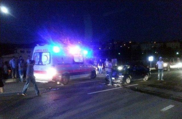 Yayaya Çarpan Ambulansa Arkadan Gelen Otomobil Çarptı: 5 Yaralı