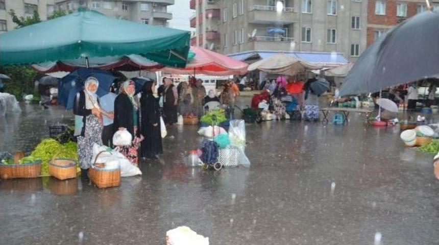 Pazarcıları Yağmur Vurdu