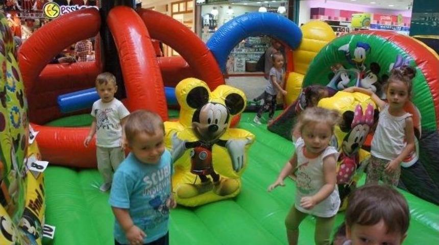 Mickey Fare&rsquo;nin Kul&uuml;p Evi Espark&rsquo;ta