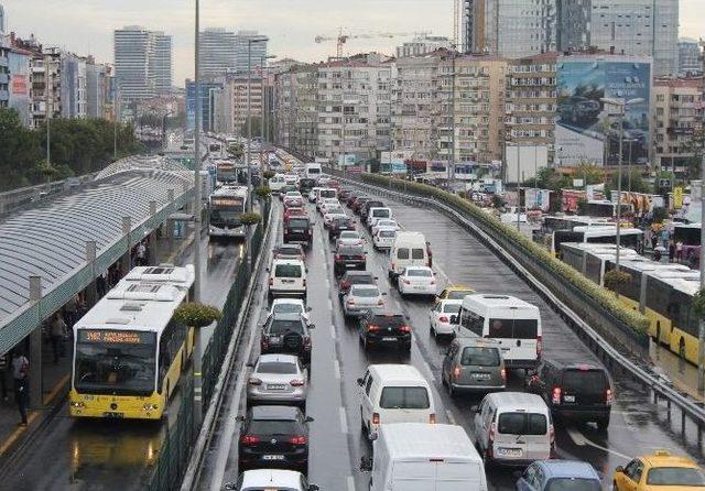 Yağmur Ve Okulların Başlaması, Trafikte Yoğunluğa Neden Oldu