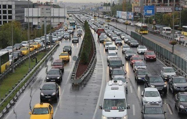 Yağmur Ve Okulların Başlaması, Trafikte Yoğunluğa Neden Oldu