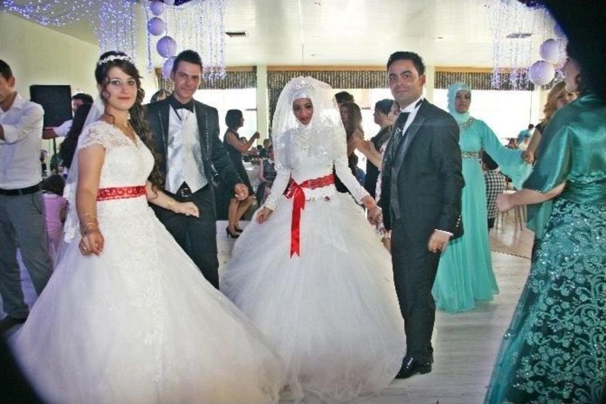 Aynı G&uuml;n Evlenen Kardeşler Birbirlerinin Nikah Şahidi Oldu