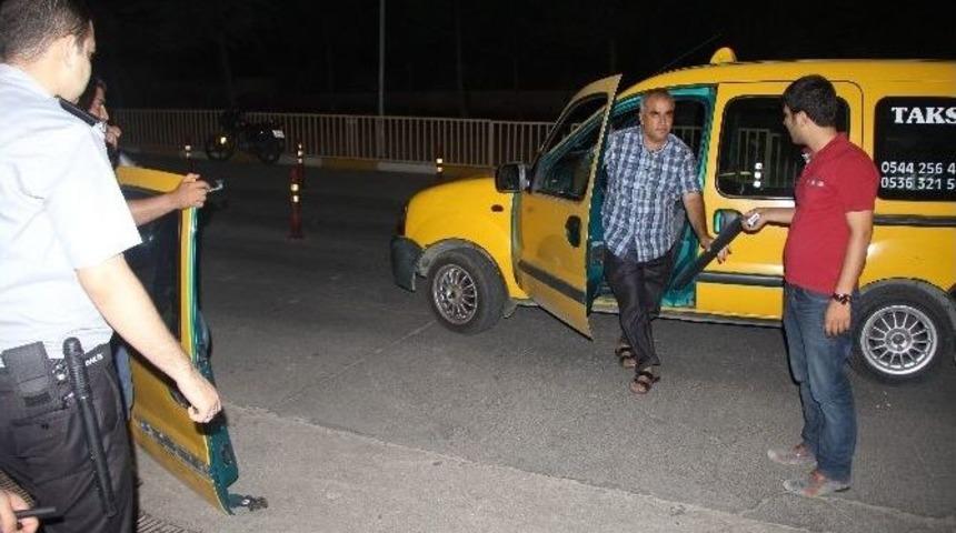 Kırılan Kapıyı Bırakıp M&uuml;şterilerini G&ouml;t&uuml;rd&uuml;