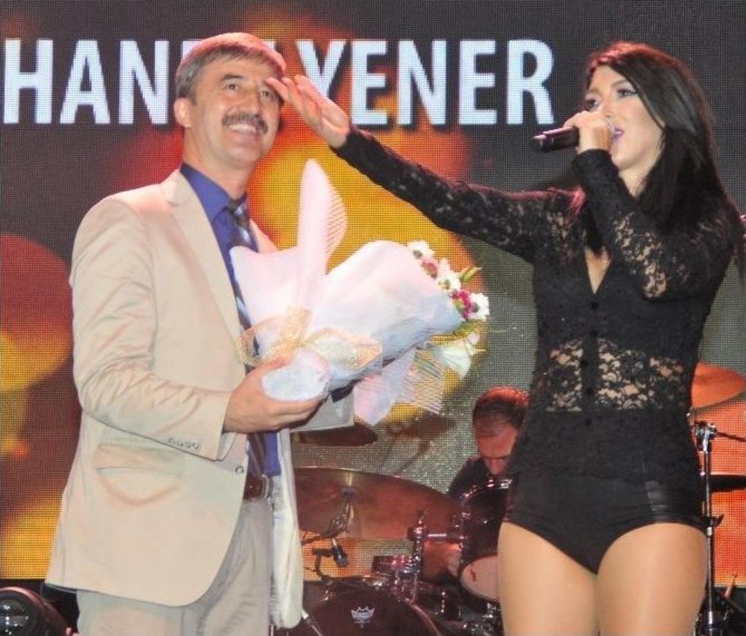 Turgutlu&rsquo;da Hande Yener R&uuml;zgarı