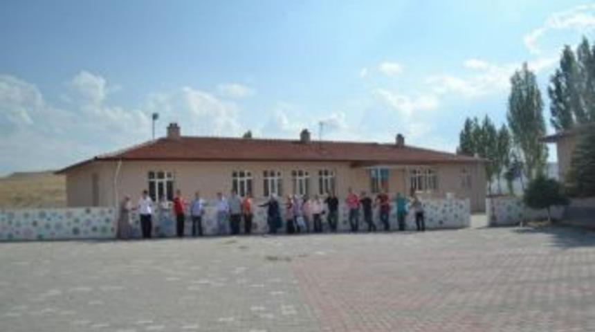 Afyonkarahisar&rsquo;da Ak Gen&ccedil;ler Eğitime Destek Amacı İle Sınıfları Boyadı