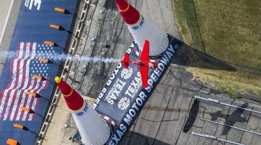 G&ouml;ky&uuml;z&uuml;ndeki Kıyasıya M&uuml;cadeleyi 40 Bin Kişi İzledi