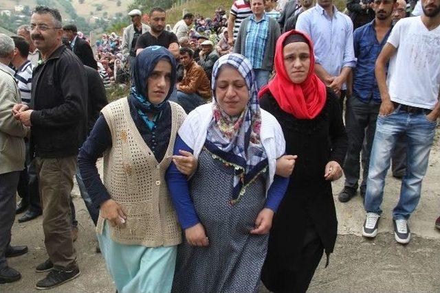 İstanbul’daki Asansör Faciasında Hayatını Kaybeden İnşaat İşçileri Son Yolculuklarına Uğurlanıyor