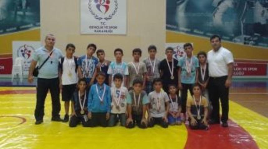 Yunusemreli Güreşçilerden 2 Altın, 3 Gümüş, 8 Bronz Madalya