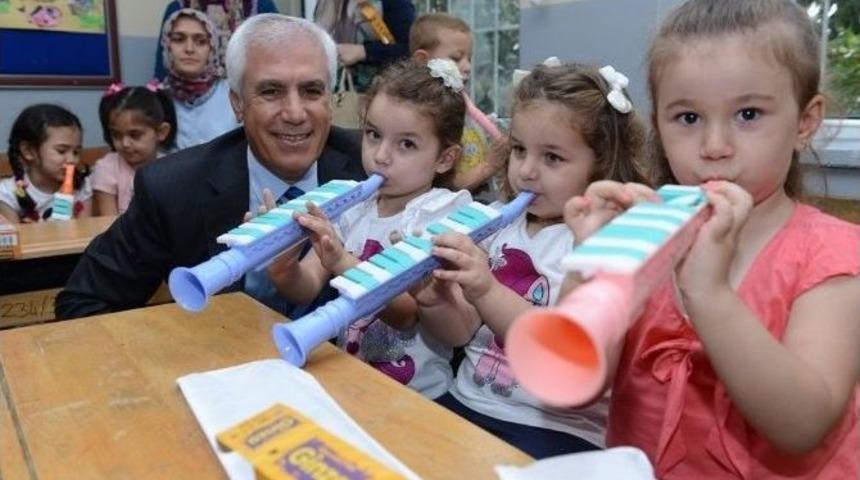 Bozbey Minik &Ouml;ğrencilere "melodika" Dağıttı