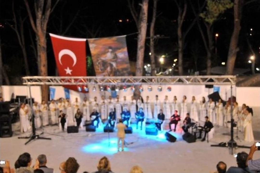 Ayvalık&rsquo;ta Medeniyetleri Buluşturan Koro