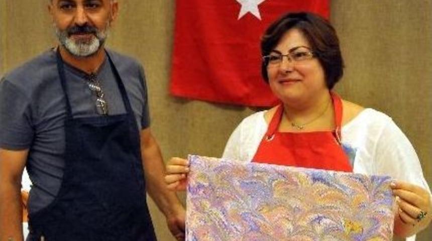 Ayvalık&rsquo;ta Ebru Sanatını Yaşatıyorlar