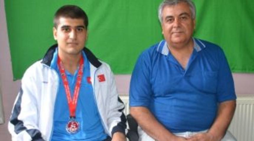 Karate&rsquo;de Bir Başarı Daha