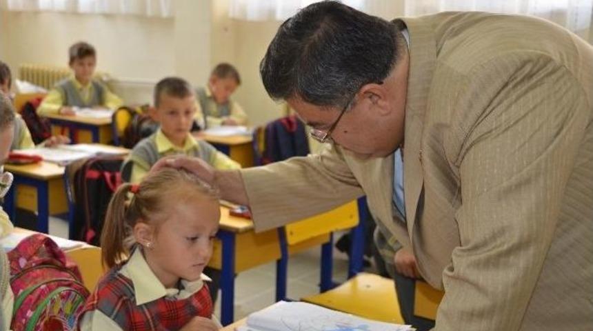 Başkan Yağcı Minik &Ouml;ğrencilerin Y&uuml;z&uuml;n&uuml; G&uuml;ld&uuml;rd&uuml;