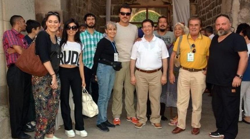 Sanat&ccedil;ıların İmza G&uuml;n&uuml; B&uuml;y&uuml;k İlgi G&ouml;rd&uuml;