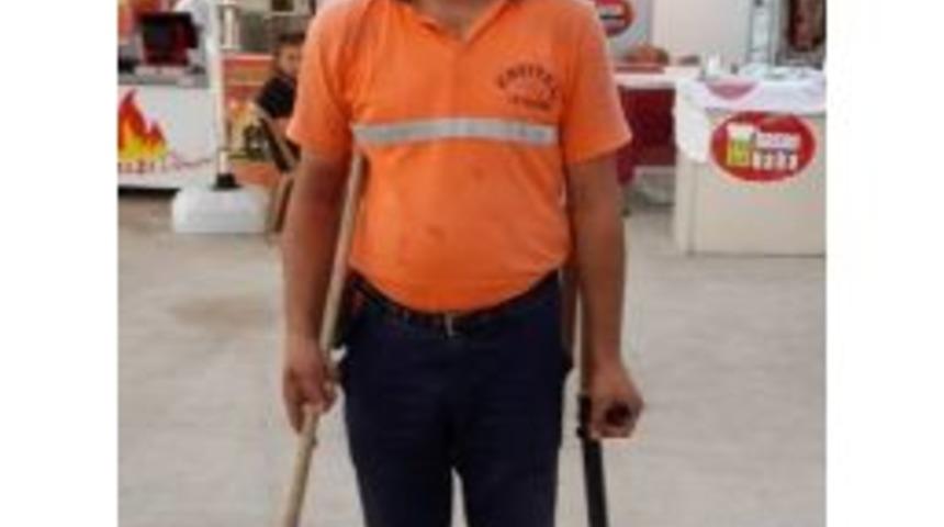 Temizlik Yaparken İ&ccedil;i Altın Ve Para İle Dolu Olan &Ccedil;anta Buldu