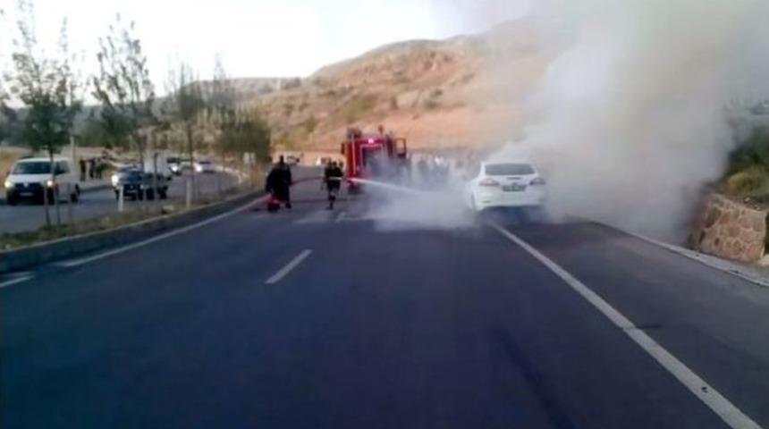 Seyir Halindeki Ara&ccedil; Alev Aldı