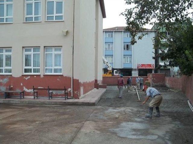 Saltukova’da İlköğretim Okulu Bahçesi Yenilendi