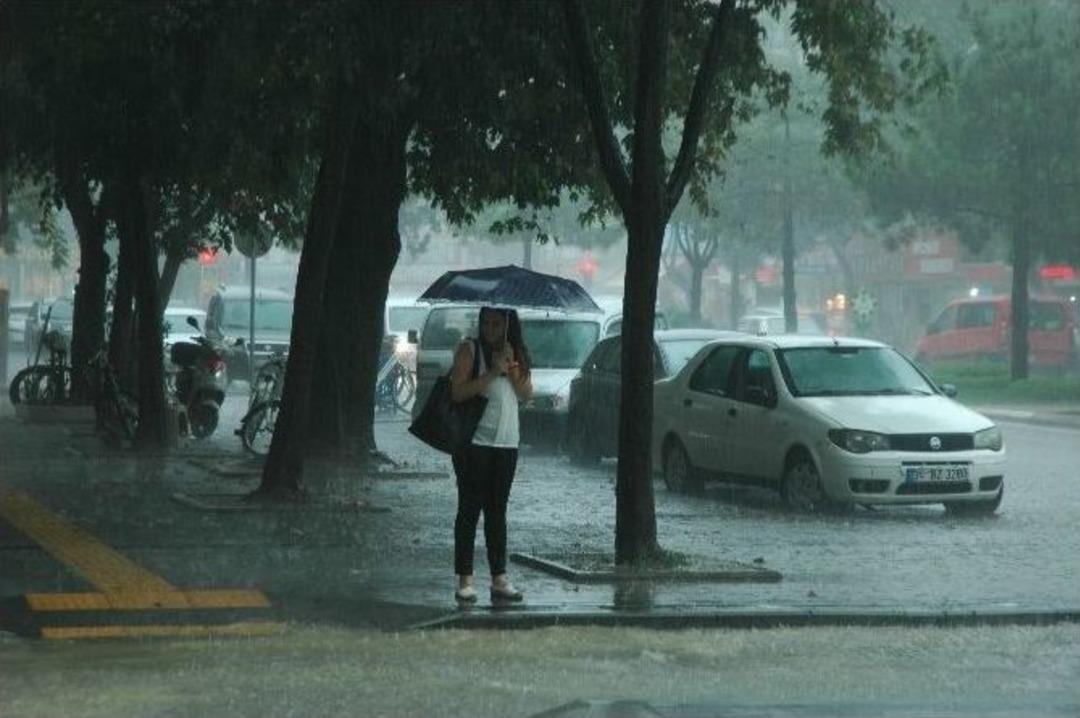 Sakarya&rsquo;da Yağmur Su Baskınlarına Sebep Oldu